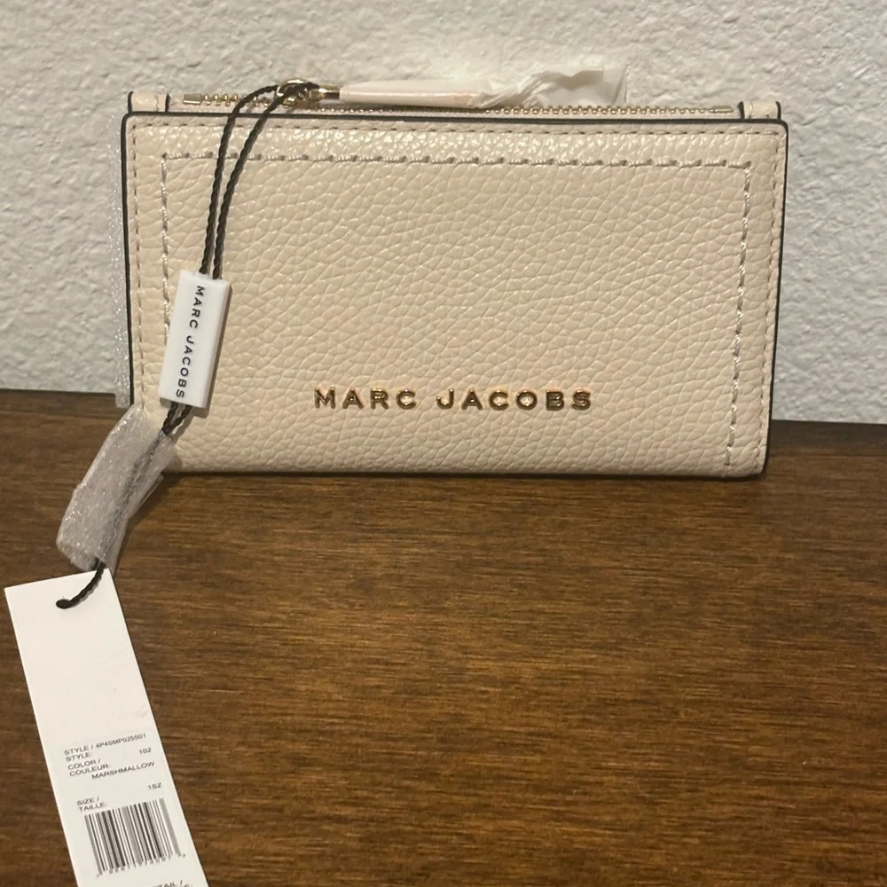 Marc Jacobs Beige Textured Wallet - Picture 2 of 9